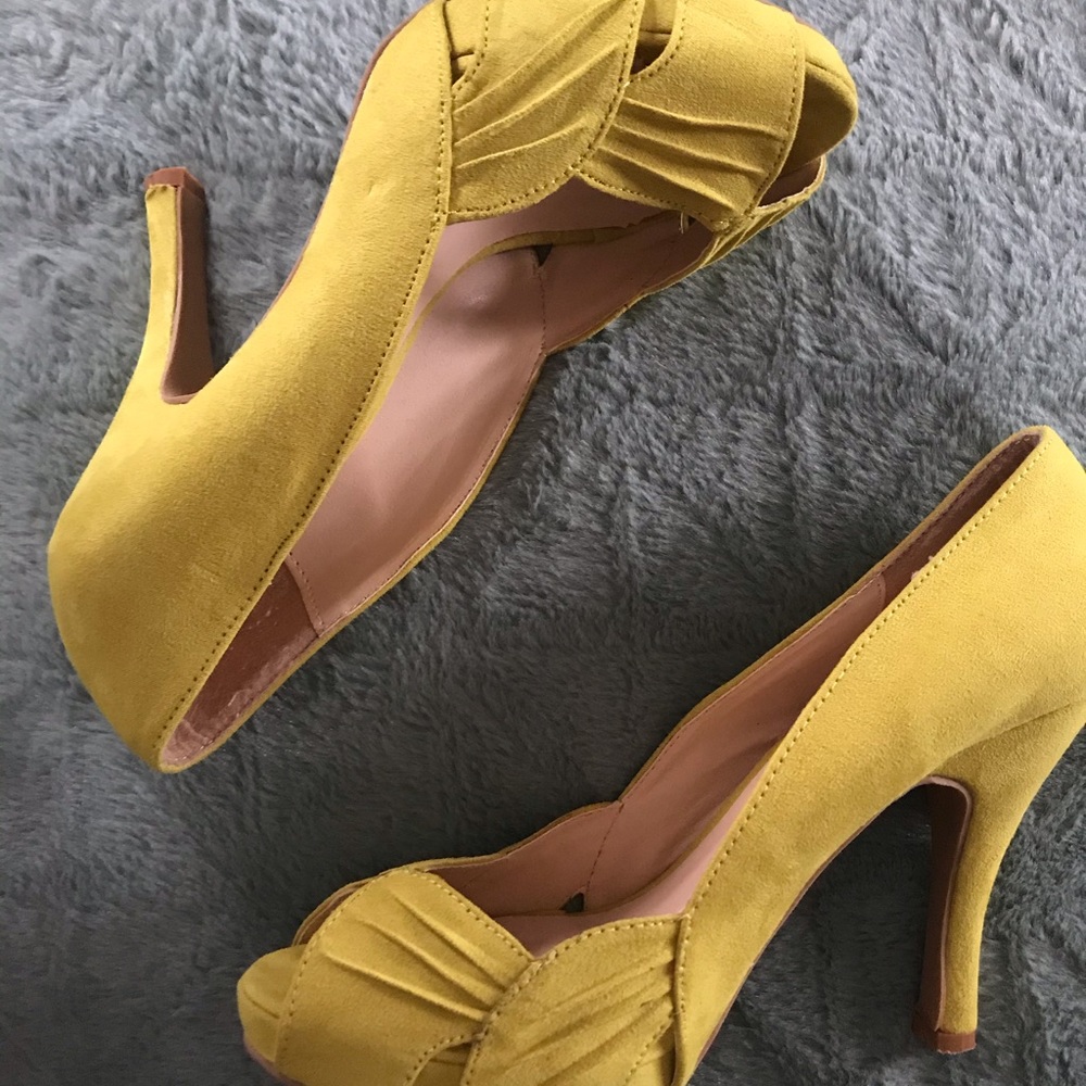 QUPID scalloped detailed heels NWOT